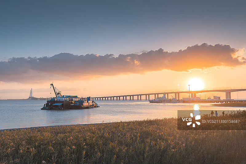 上海市崇明岛上海长江大桥落日图片素材
