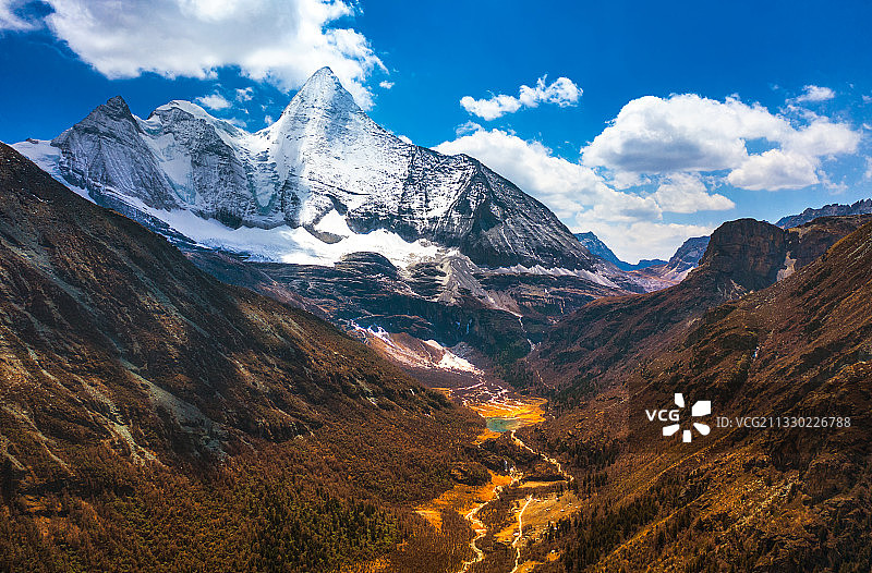 四川省甘孜州稻城亚丁景区央迈勇雪山航拍图图片素材