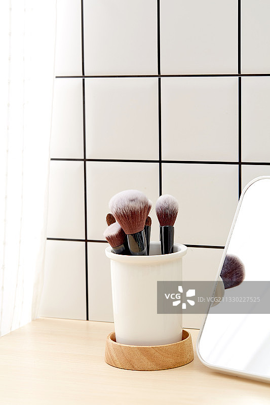 桌面上的化妆用品图片素材