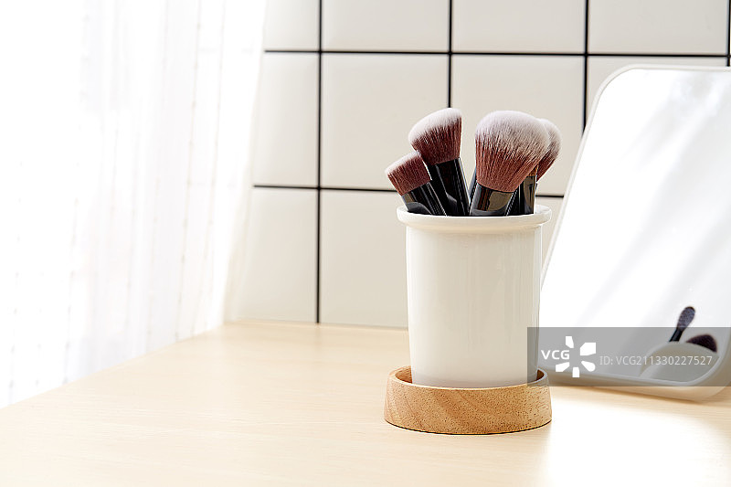 桌面上的化妆用品图片素材