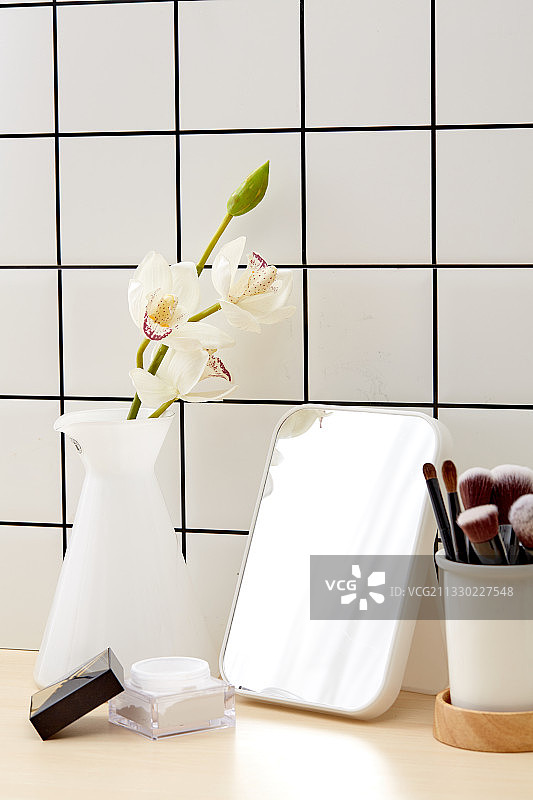 桌面上的化妆用品图片素材