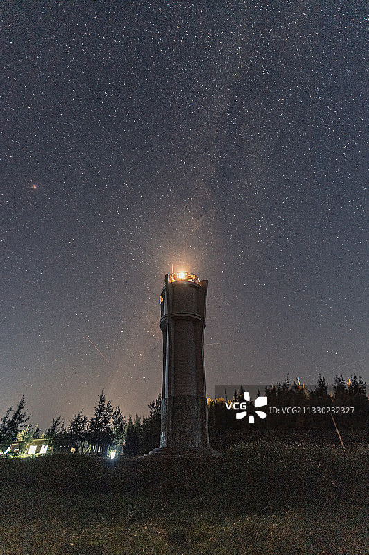银河下的灯塔图片素材