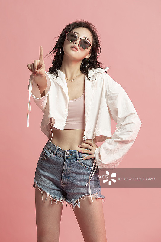 可爱的年轻女孩图片素材