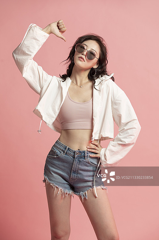 可爱的年轻女孩图片素材