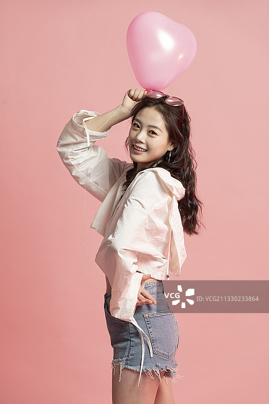 可爱的年轻女孩拿着气球图片素材