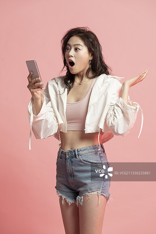 年轻女孩使用手机图片素材