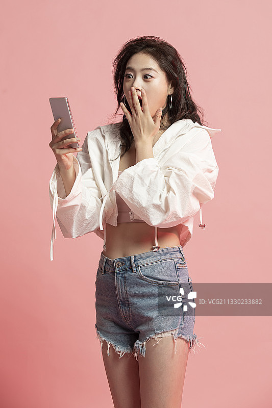 年轻女孩使用手机图片素材