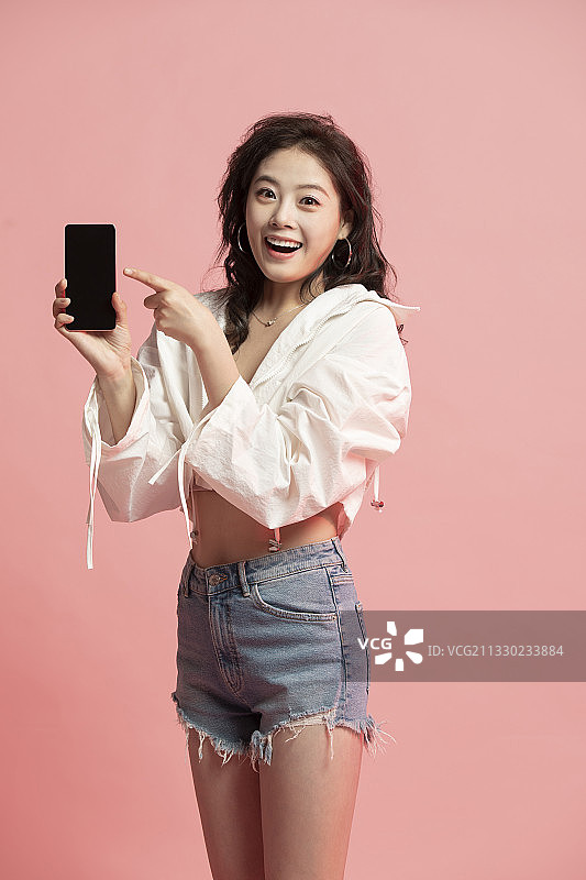 年轻女孩展示手机图片素材