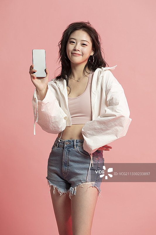 年轻女孩展示手机图片素材