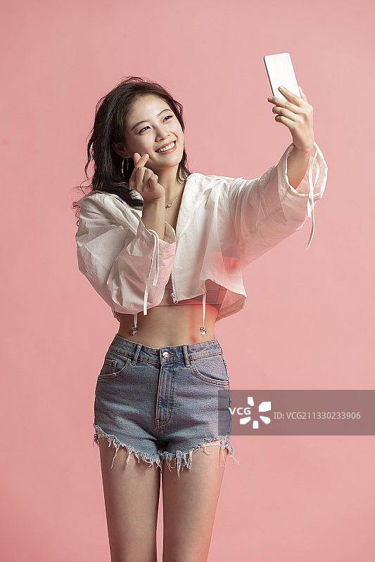 年轻女孩使用手机图片素材