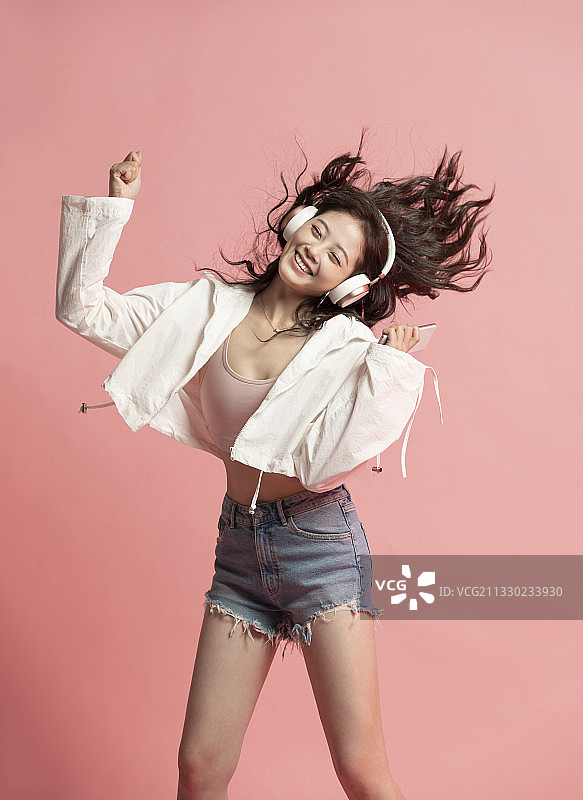 可爱的年轻女孩听音乐图片素材