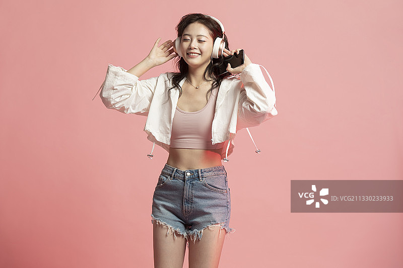 可爱的年轻女孩听音乐图片素材