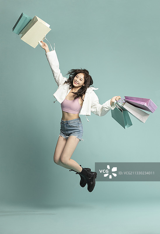 可爱的年轻女孩购物图片素材