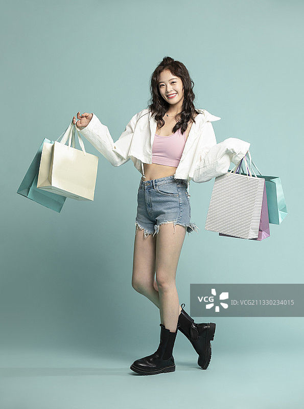 可爱的年轻女孩购物图片素材