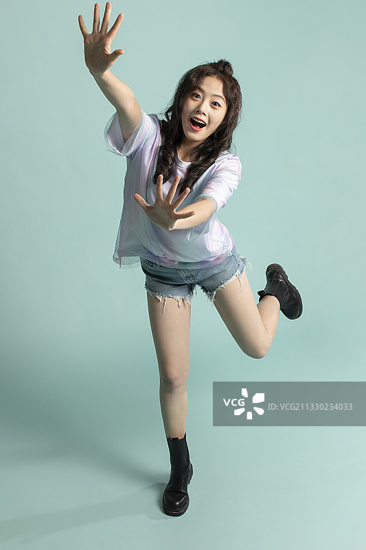 可爱的年轻女孩图片素材