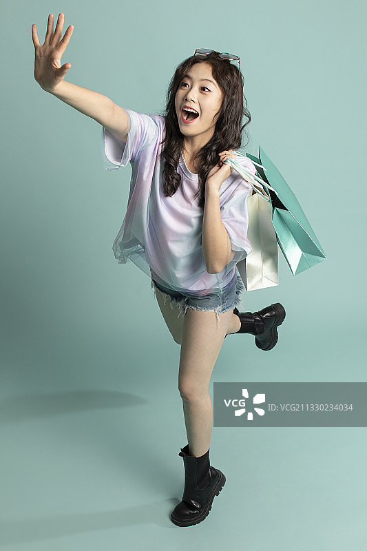 可爱的年轻女孩购物图片素材