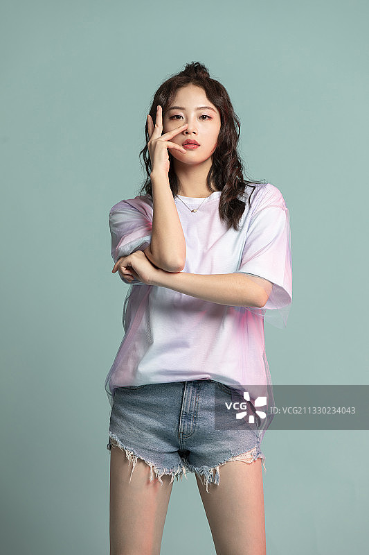 可爱的年轻女孩图片素材