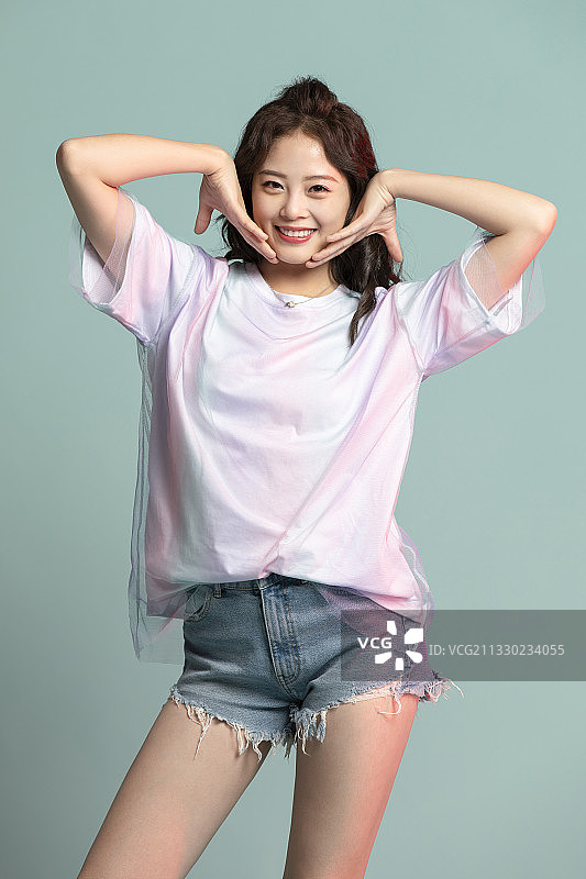 可爱的年轻女孩图片素材