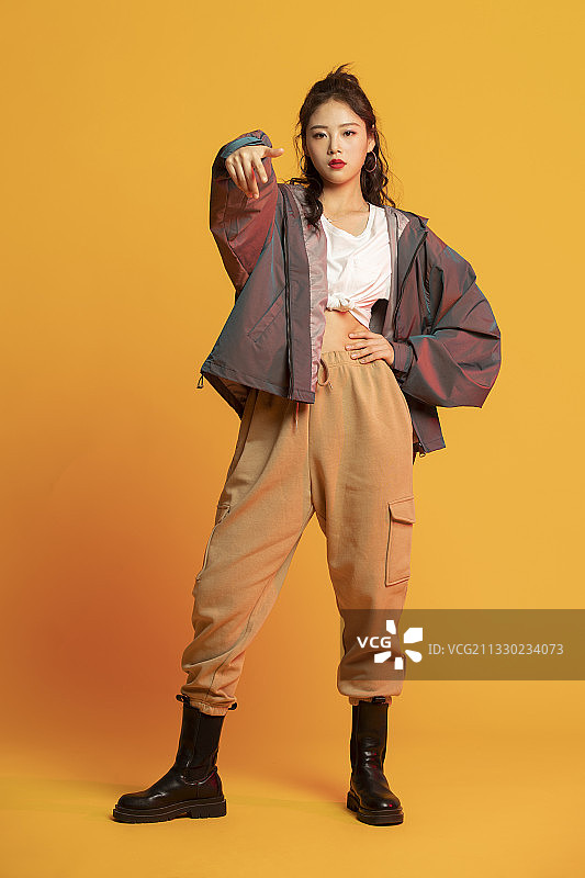 时尚的年轻女孩跳舞图片素材