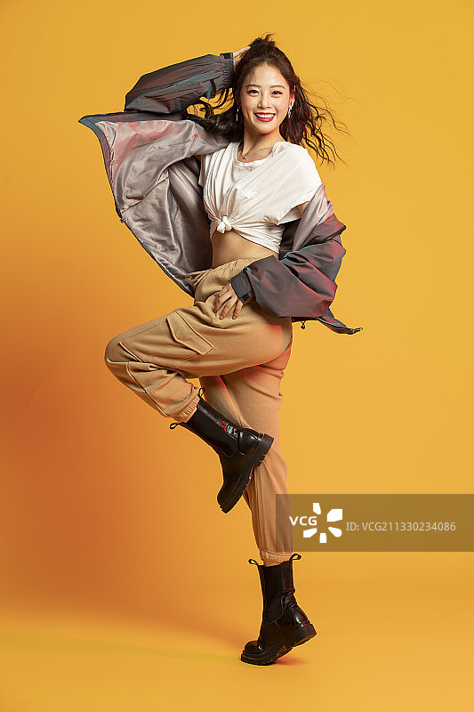 时尚的年轻女孩跳舞图片素材