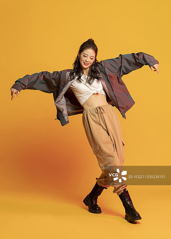 时尚的年轻女孩跳舞图片素材