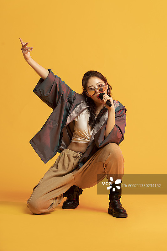 年轻的说唱女歌手图片素材