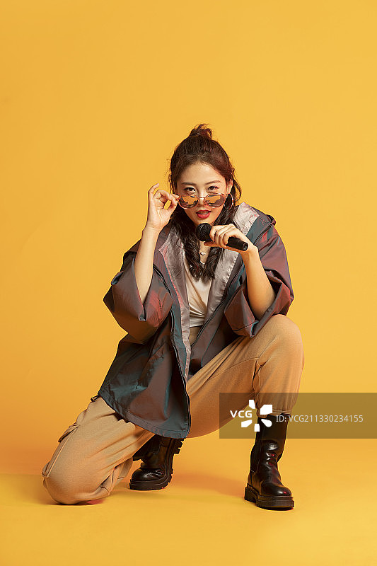 年轻的说唱女歌手图片素材