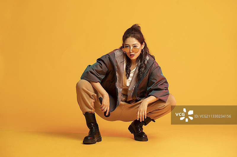 年轻的说唱女歌手图片素材