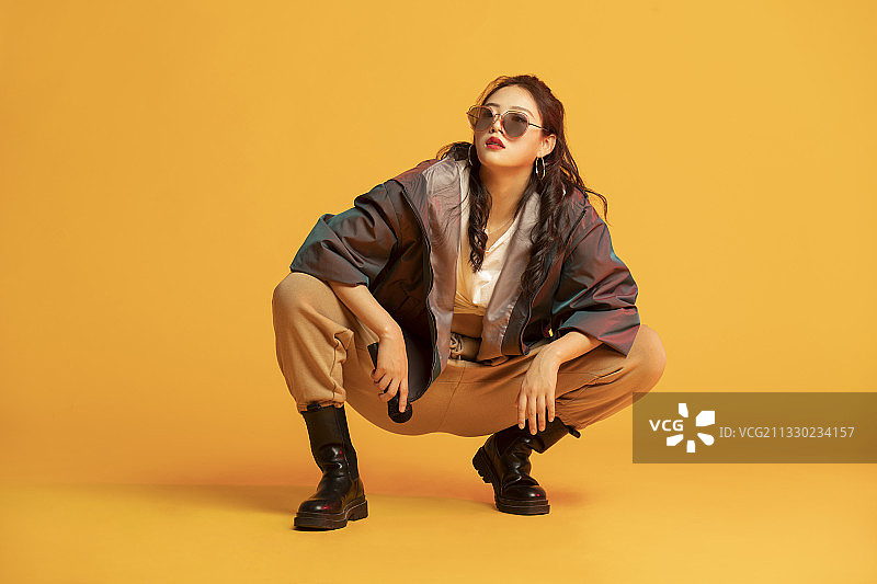 年轻的说唱女歌手图片素材