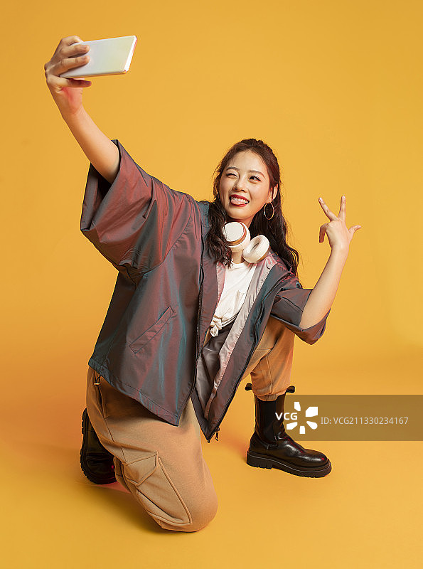 时尚的年轻女孩拿着手机图片素材