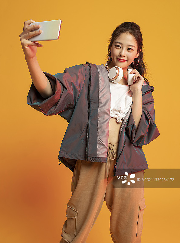 时尚的年轻女孩拿着手机图片素材