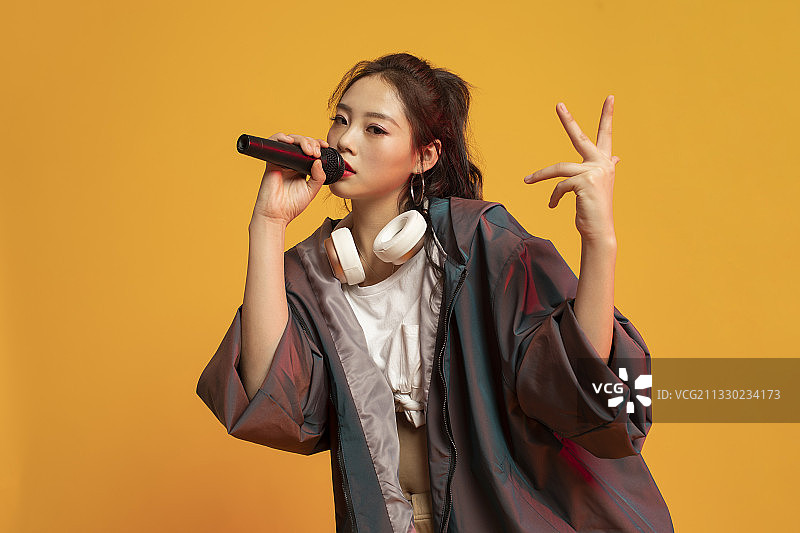 年轻的说唱女歌手图片素材