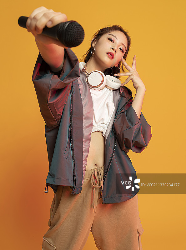 年轻的说唱女歌手图片素材