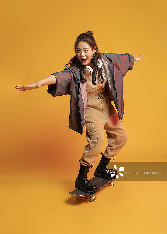 时尚的年轻女孩滑滑板图片素材
