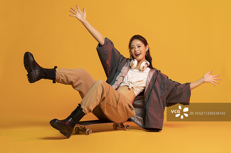 时尚的年轻女孩滑滑板图片素材