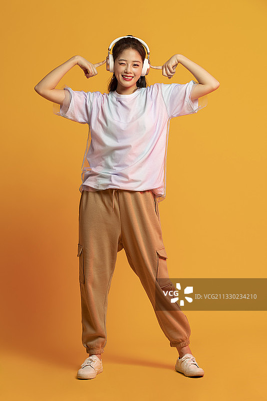 快乐的年轻女孩听音乐图片素材