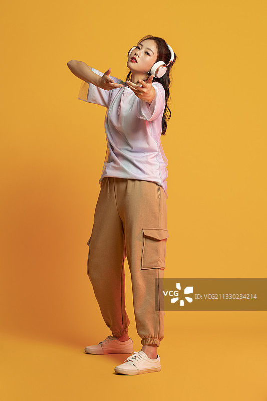 快乐的年轻女孩听音乐图片素材