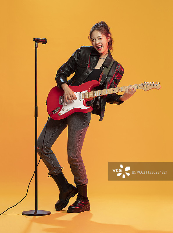 年轻女孩弹吉他唱歌图片素材