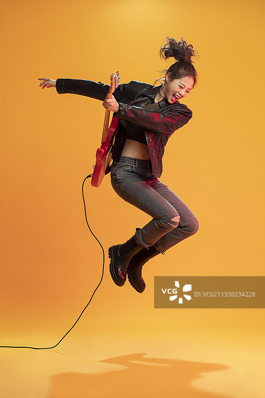 年轻女孩拿着吉他图片素材