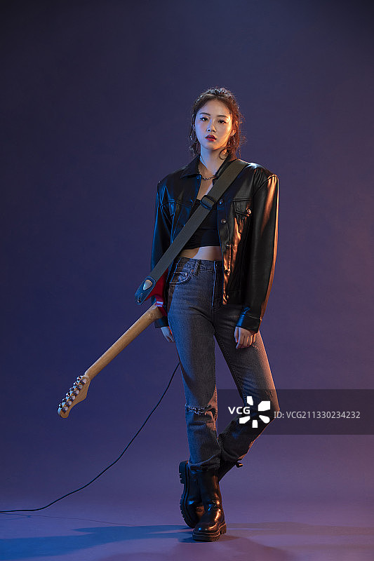 年轻女孩拿着吉他图片素材