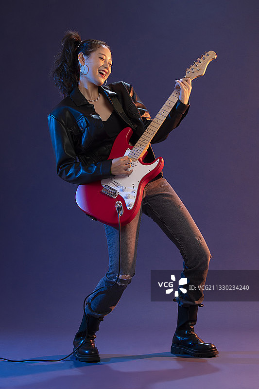 年轻女孩弹吉他图片素材