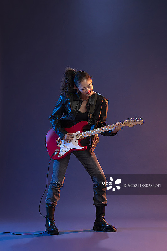 年轻女孩弹吉他图片素材