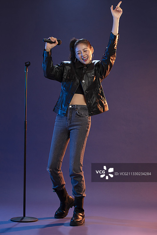 年轻女孩唱歌图片素材