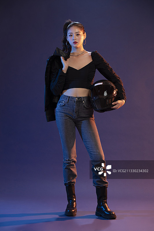 年轻女孩拿着头盔图片素材