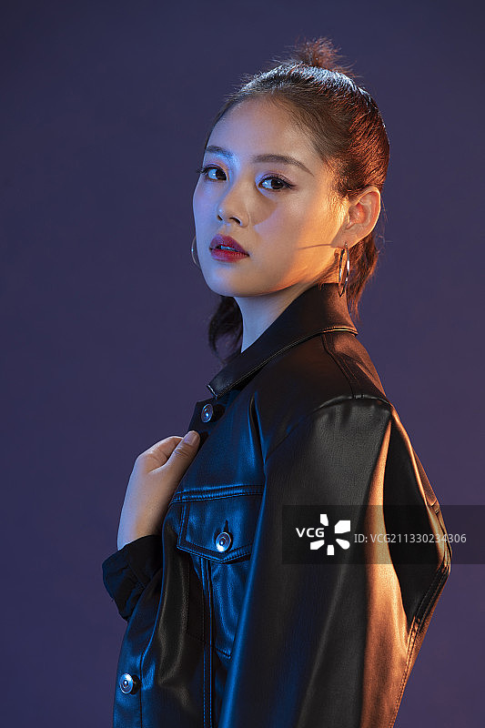 时尚的年轻女孩图片素材