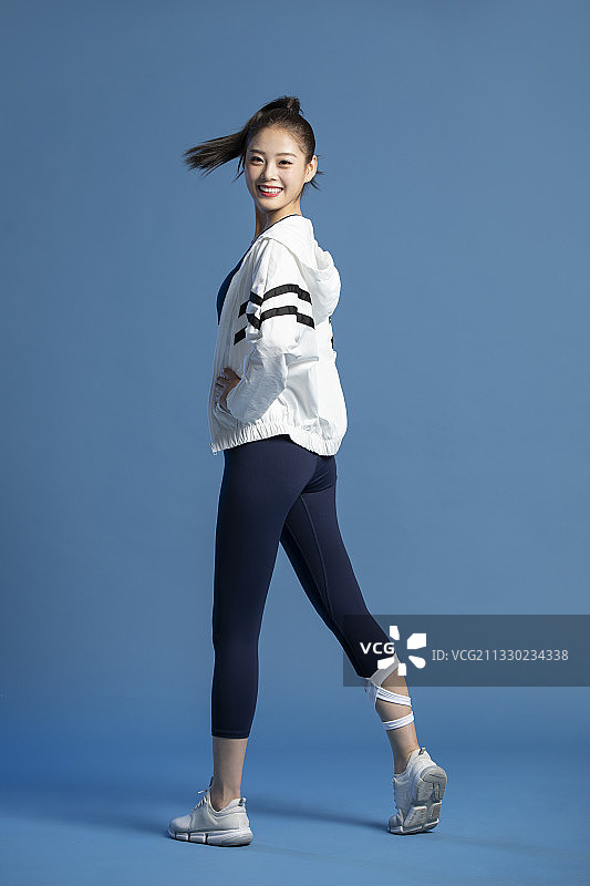 年轻女子健身运动图片素材