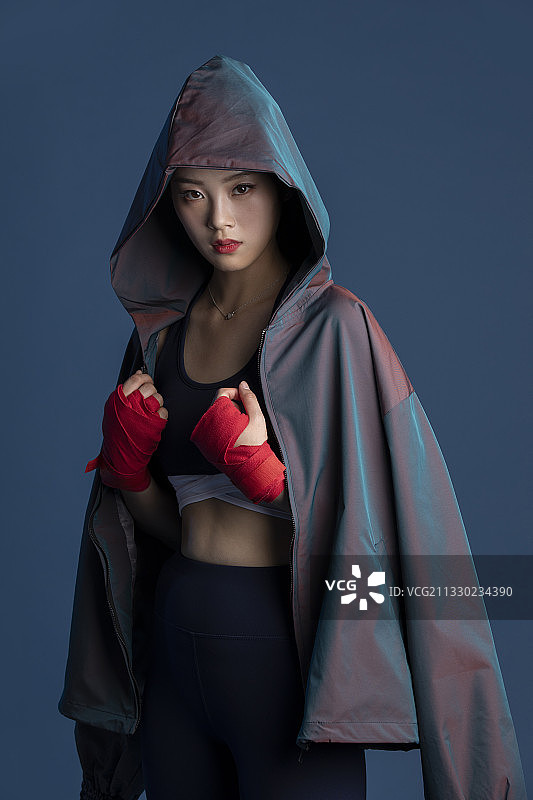 年轻女子练拳击图片素材