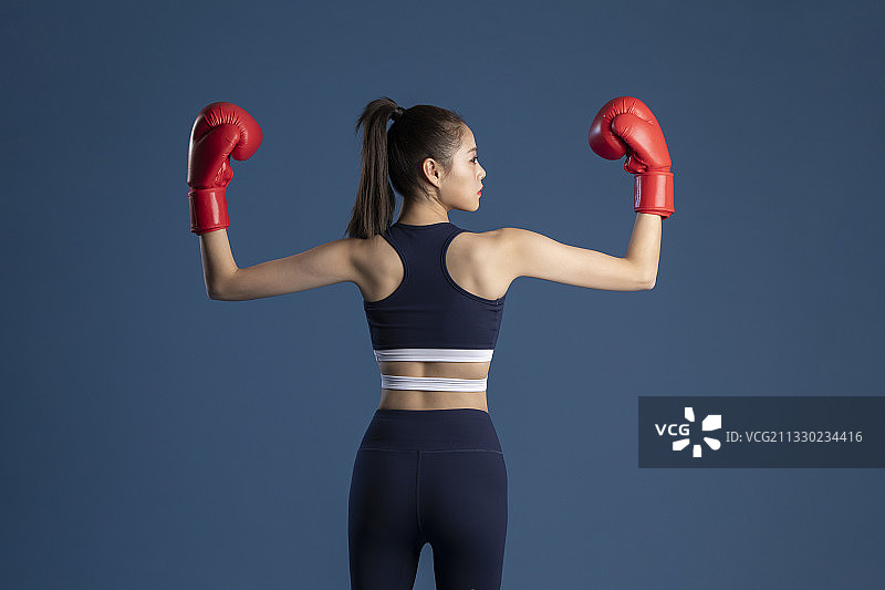 年轻女子练拳击图片素材