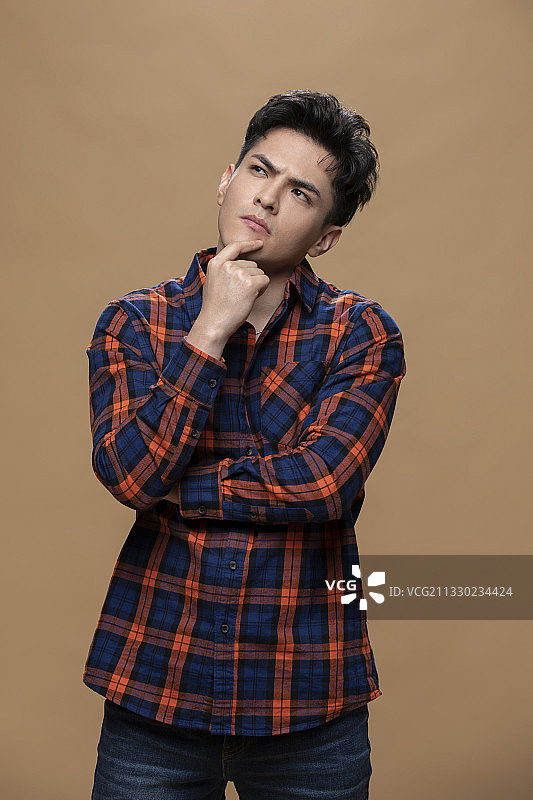 棚拍年轻男子图片素材