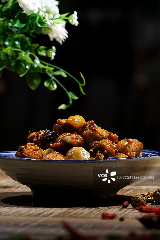 一道妈妈味道的家常菜——芋儿鸡图片素材